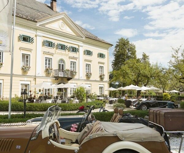 Ansicht vom Lerchenhof mit Cabrio